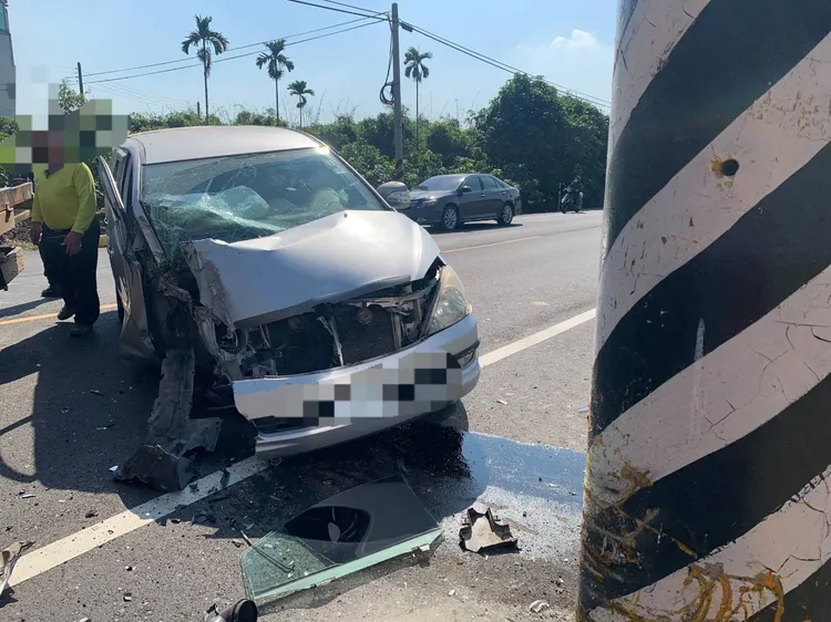 休旅車不明原因自撞電桿，車頭凹陷。讀者提供