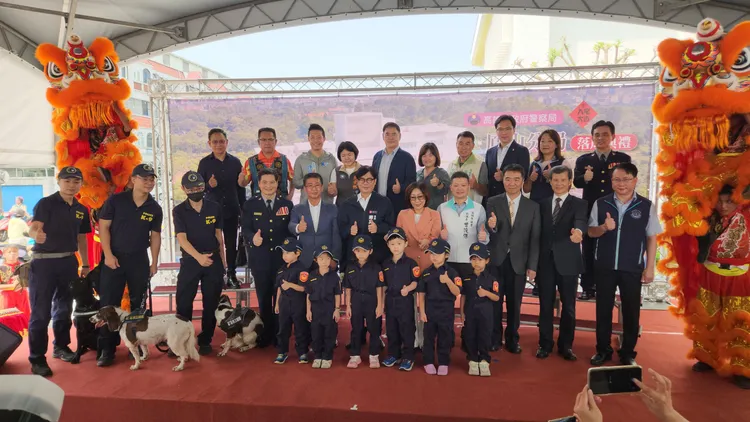 市長陳其邁等嘉賓共同揭牌，熱鬧滾滾。警方提供