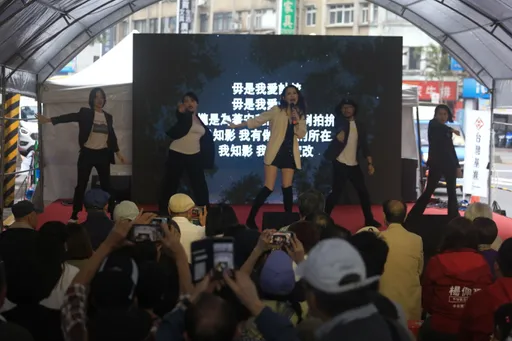 吳欣岱勁歌熱舞！曝選民盼港湖「唱歌水準正常」　諷柯文哲開唱謀利