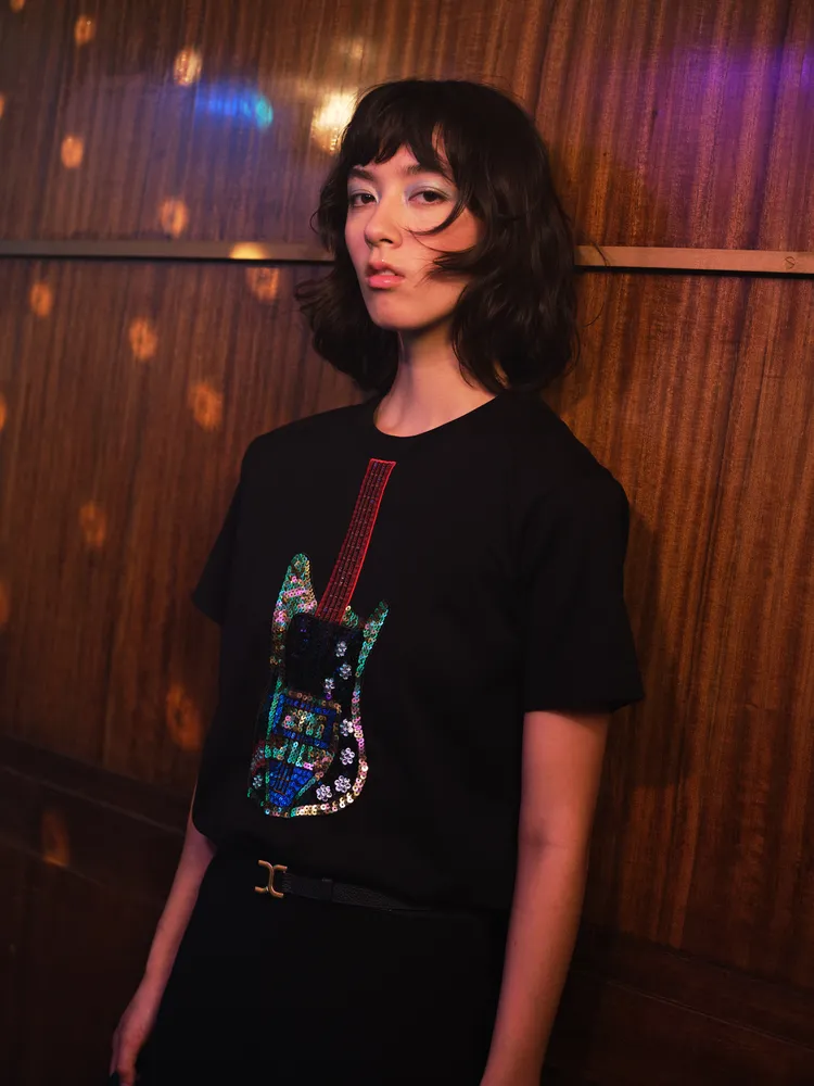 飾有珠寶的吉他被重新演繹成多色手工刺繡的亮片。品牌提供