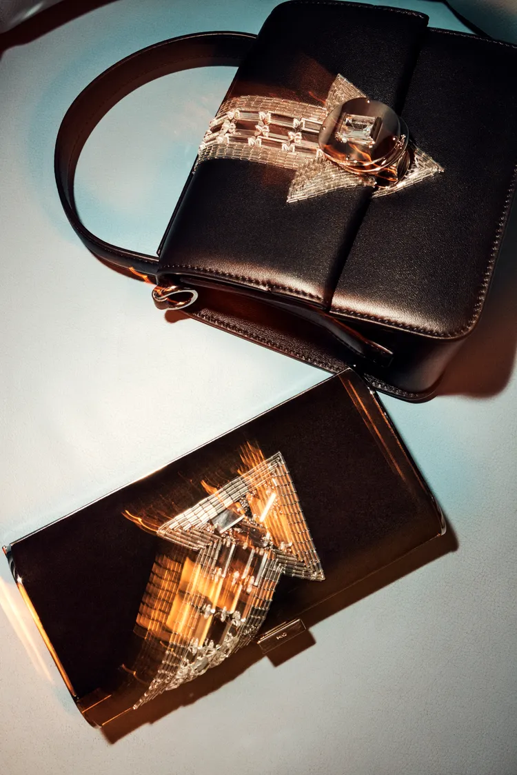 包款的箭頭圖騰以傳統工藝製成。品牌提供