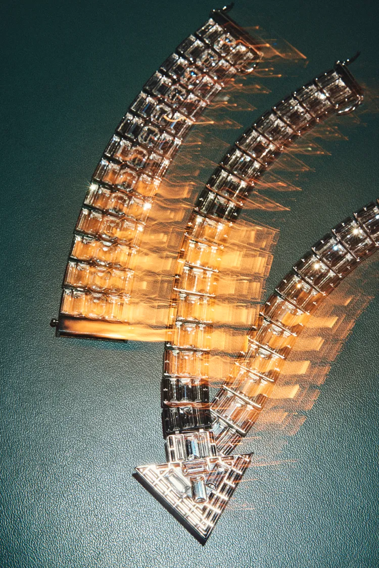 箭頭圖騰出現在Karl Lagerfeld所設計的Chloé 1983秋冬系列中。品牌提供