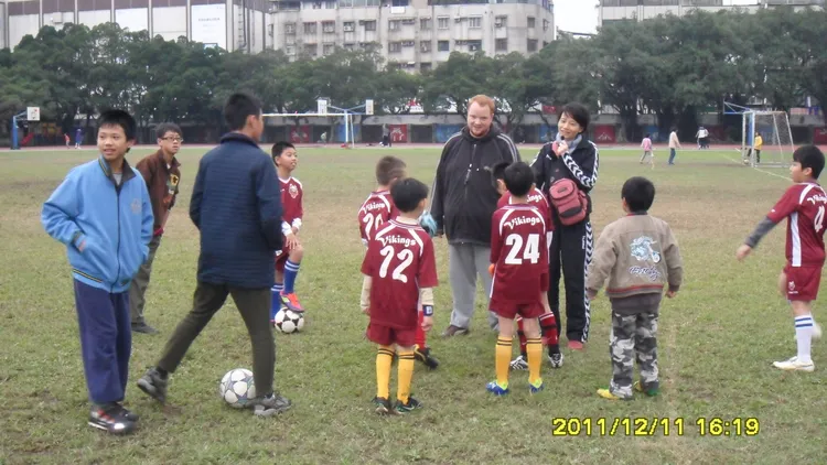 Johnni從這群孩子小學時就開始帶他們踢球。Johnni提供