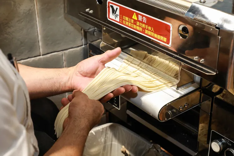 長田本庄軒主打現場自製麵條。業者提供