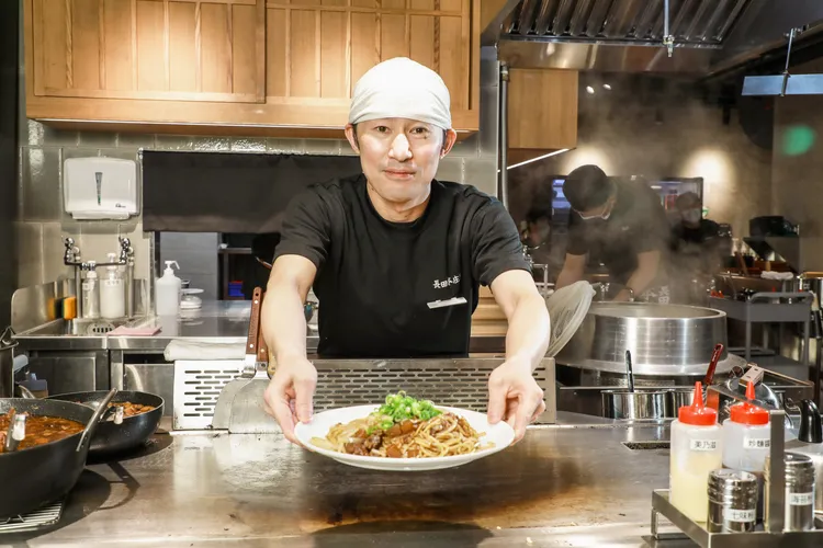 師傅於鐵板吧檯現場製作料理給顧客。業者提供