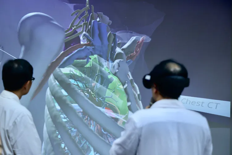 外科住院醫師薪水沒有比較多、經常要值班，導致人才招募困難。林林攝