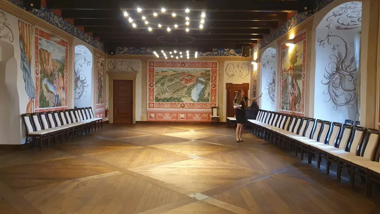 捷克瓦萊奇宮殿結合酒店、莊園和蒐藏許多古董家具。林芳如攝