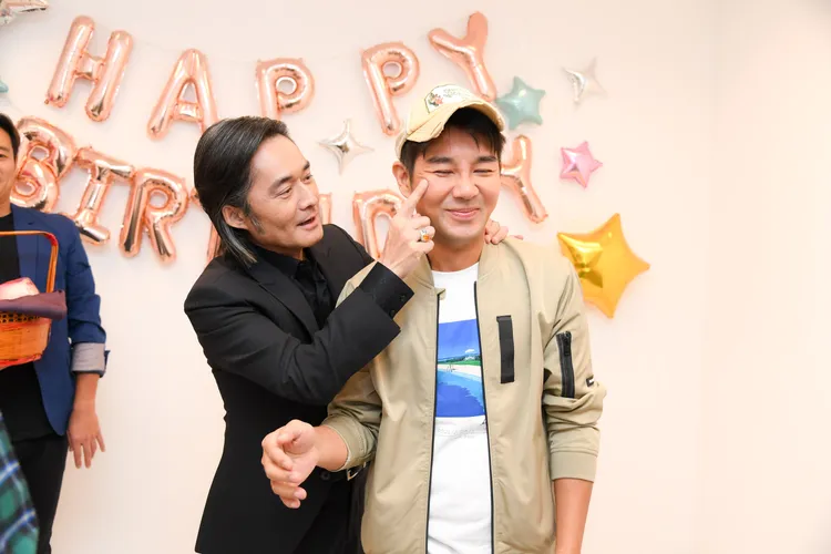 壽星江國賓（左）往謝承均臉上塗奶油。三立提供