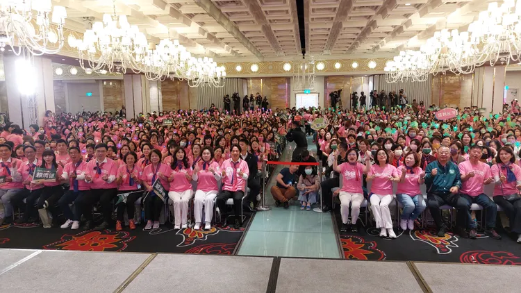 賴清德今日出席高雄市信賴台灣姊妹會活動，3千位支持者身穿粉紅上衣，將會場變成一片粉紅。凃建豐攝