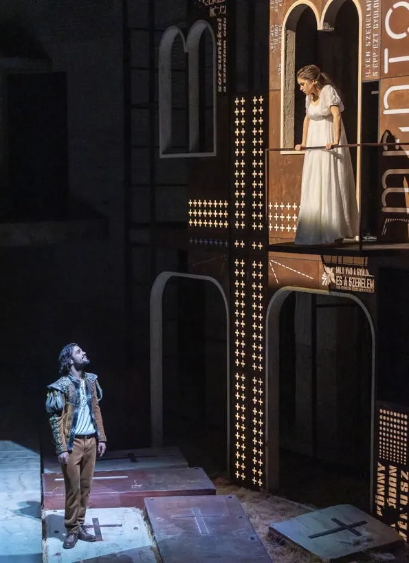 羅密歐與茱麗葉陽台私會名場景。翻攝匈牙利國家劇院官網