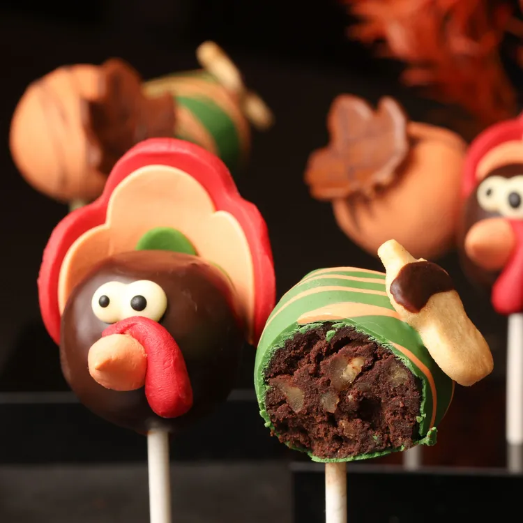 造型可愛生動的「感恩節棒棒糖蛋糕」。業者提供