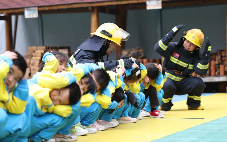 北京一間幼稚園進行防震演練。新華社
