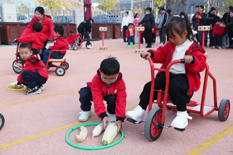 浙江長興一間幼稚園的趣味競賽。新華社