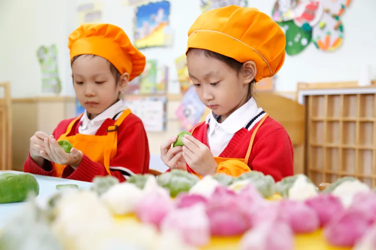河北邢台一間幼稚園的包餃子活動。新華社