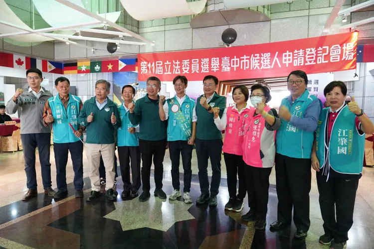 江肇國在蔡其昌、黃國書等人陪同下完成登記。江肇國服務處提供