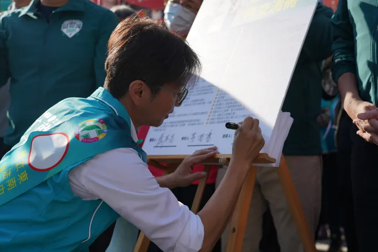 江肇國在移交清冊上簽名，宣誓將全心全力積極落實黃國書所列出對鄉親的所有允諾。江肇國服務處提供