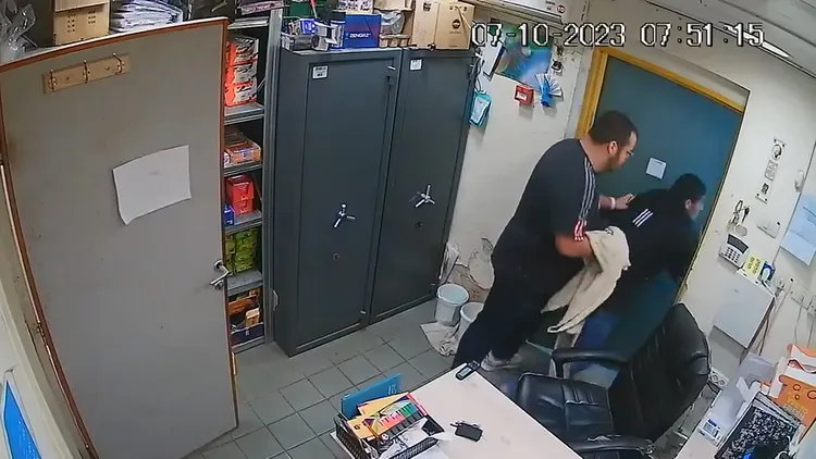 超商店員往倉庫跑，之後躲到冰櫃裡。翻攝自推特