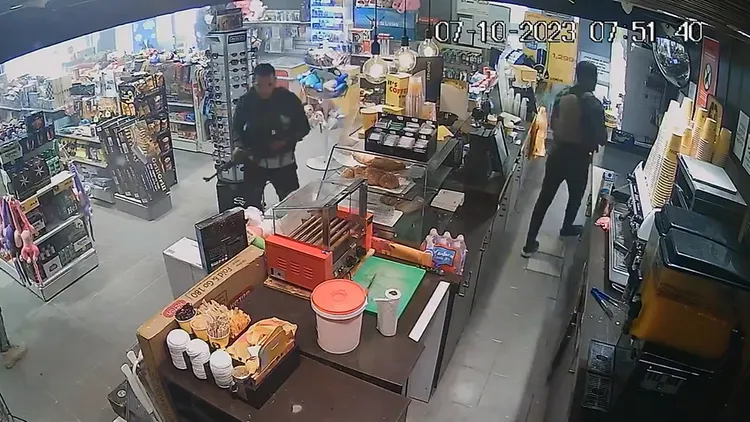 哈瑪斯士兵在超商內搜索。翻攝自推特