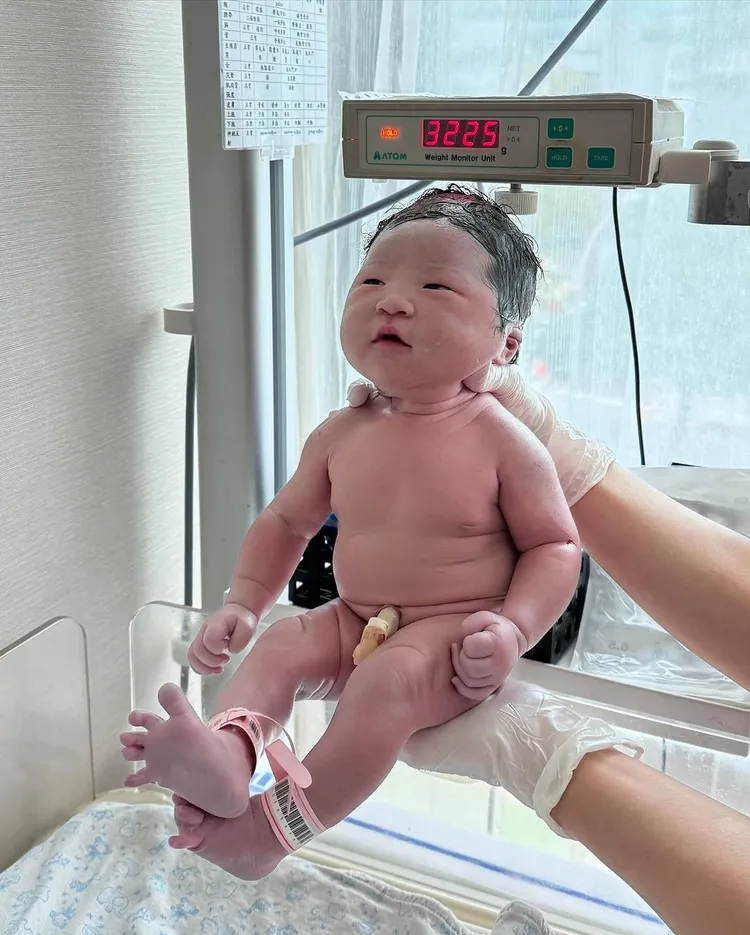 余祥銓當爸了！「小元寶」3225公克報到。翻攝柔柔ig