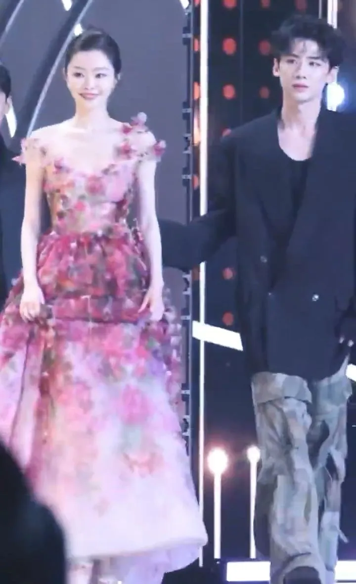 白敬亭（右）攙扶宋軼馬上引起網友暴動。翻攝微博