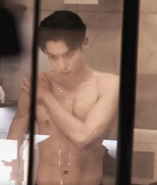 王鶴棣淋浴戲大方露點。翻攝《以愛為營》