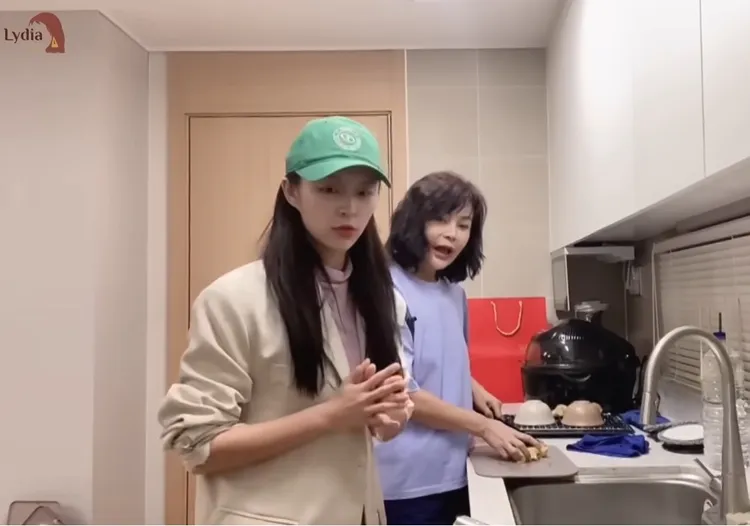 周子瑜媽媽（右）下廚，Elkie當小幫手。翻攝玲氏物語YouTube