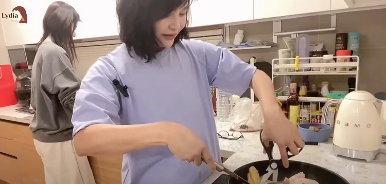 媽媽下廚做麻油雞飯，周子瑜也進廚房幫忙。翻攝玲氏物語YouTube