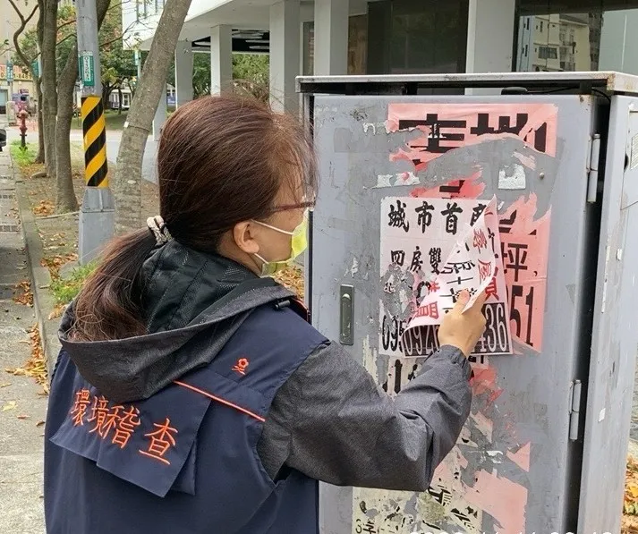 環保局人員清除違規小廣告。環保局提供