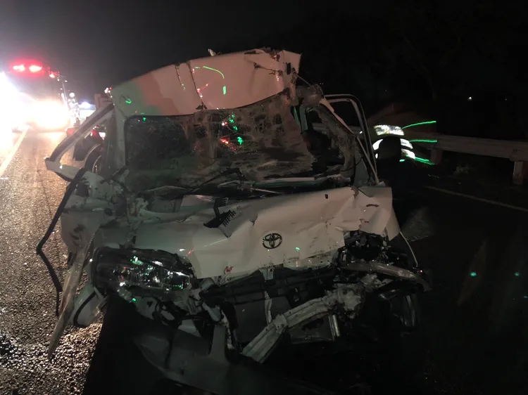 追撞聯結車的小貨車，車頭嚴重扭曲變形。民眾提供