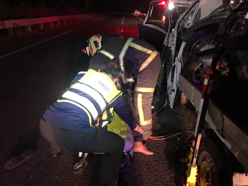 小貨車台78線追撞聯結車 駕駛受困車內傷重不治