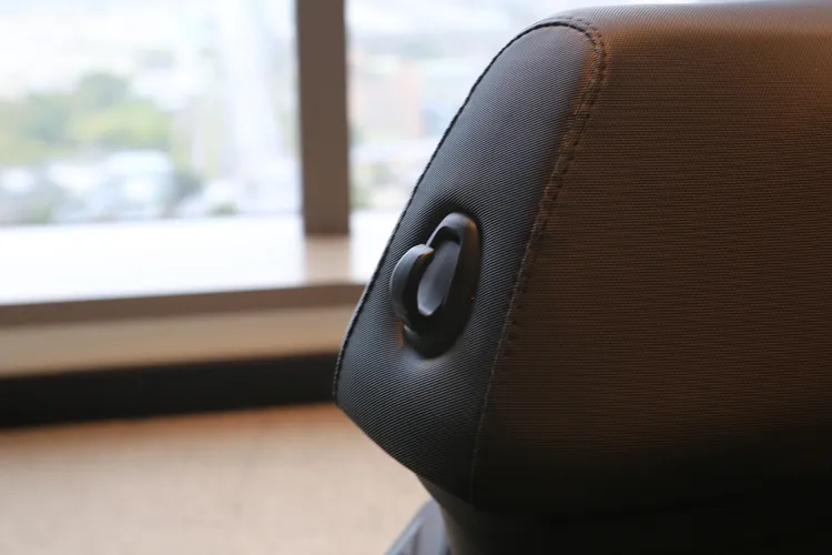 椅墊前方新增隱藏掛勾，擴充物品吊掛便利性。林浩昇攝