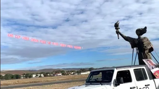 反习抗议花招百出 自制自由女神像、开飞机拉横幅