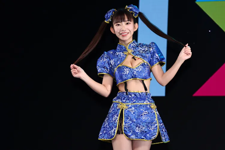 長澤茉里奈喜歡雙馬尾，化身「麻將少女」。彭欣偉攝