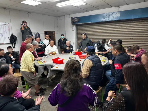 山區鐵皮屋淪賭場還有接送服務　新北警冒寒風埋伏逮51人扣百萬賭資