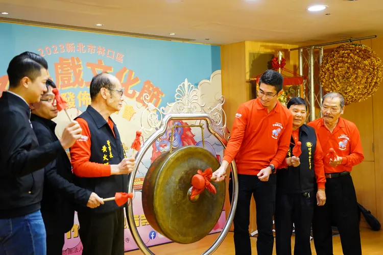 林口區長廖武輝帶領貴賓一同敲鑼，完成啟用儀式。公所提供