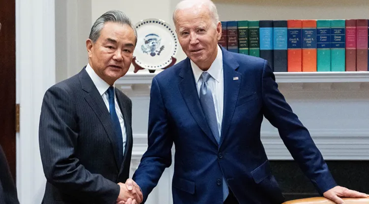 美國總統拜登（右）日前接見中國外交部長王毅（左）。資料照片