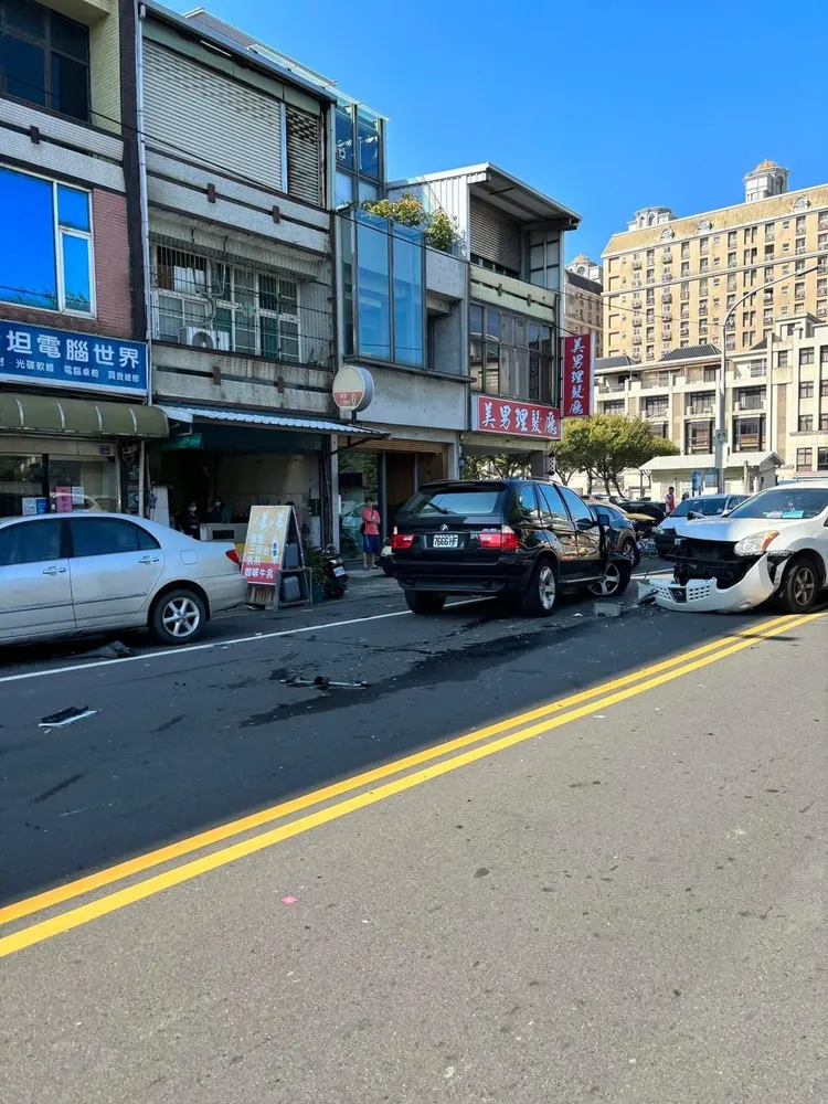 肇事的BMW先撞機車再撞對向轎車停下。翻攝自「新竹人新竹事」臉書