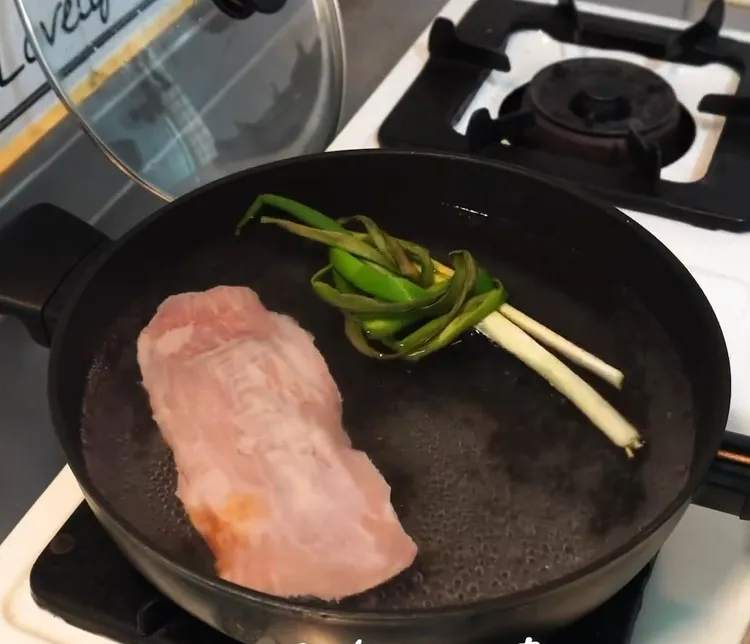 松阪豬食材：松阪豬400克、米酒2大匙、蔥20克、(蒜蓉醬)、蒜頭20克、糖1大匙、蠔油2大匙、醬油2大匙。IG @woodywoody315 提供