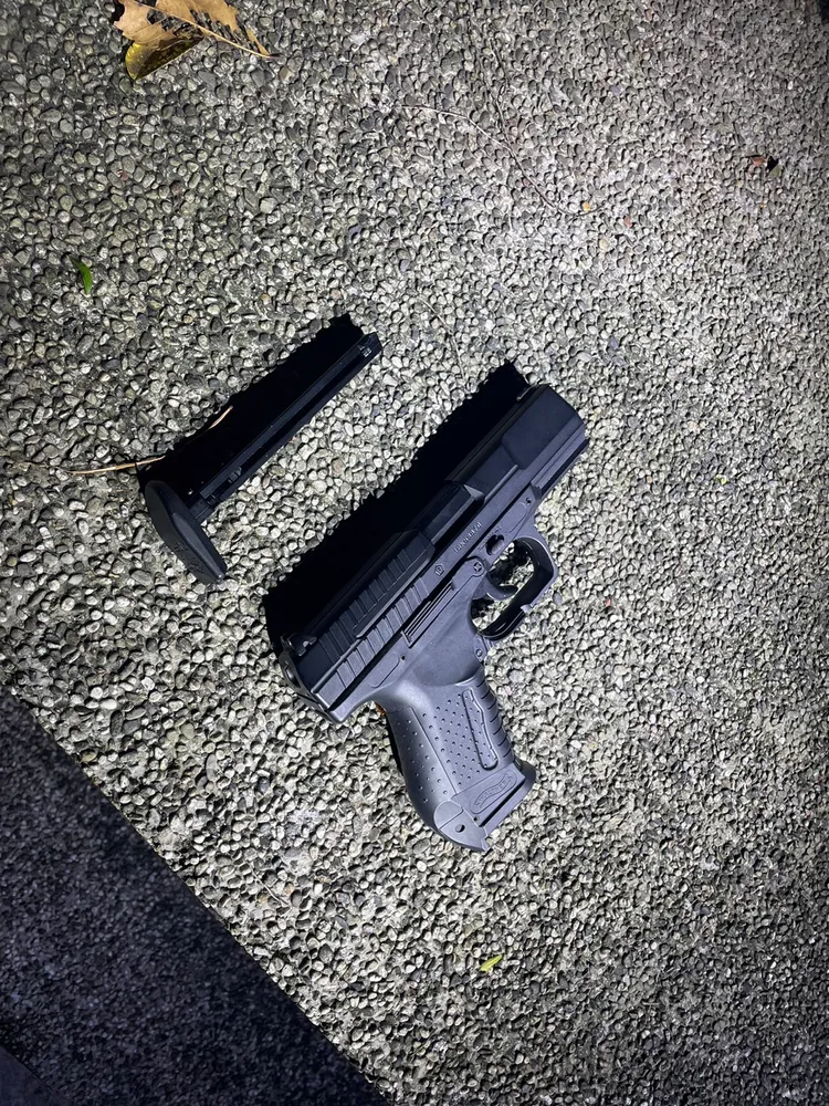 王嫌所使用的是改裝瓦斯槍，是否有殺傷力送鑑定中。翻攝畫面