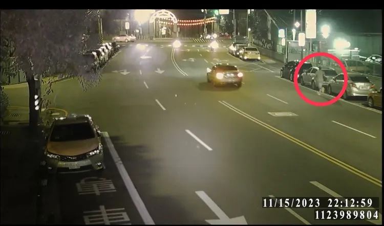 汪嫌對空鳴槍洩憤後快步離開現場。翻攝畫面