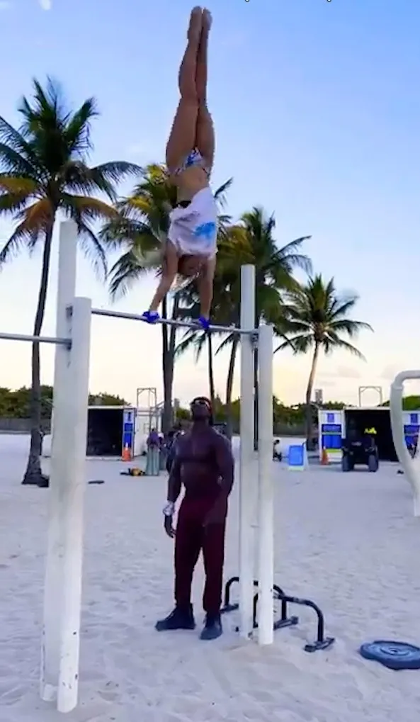 單槓可增加手部和背部力量訓練肌力。YouTube@Cassidy Thompson 提供