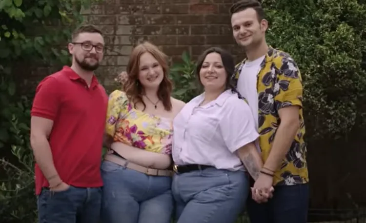 新娘凱蒂（左二）與新郎丹（右一），常與好友克莉絲提（右二）、湯姆（左一）分進合擊，不過她們的家人都不能接受這種關係。翻攝Youtube/Love Don't Judge