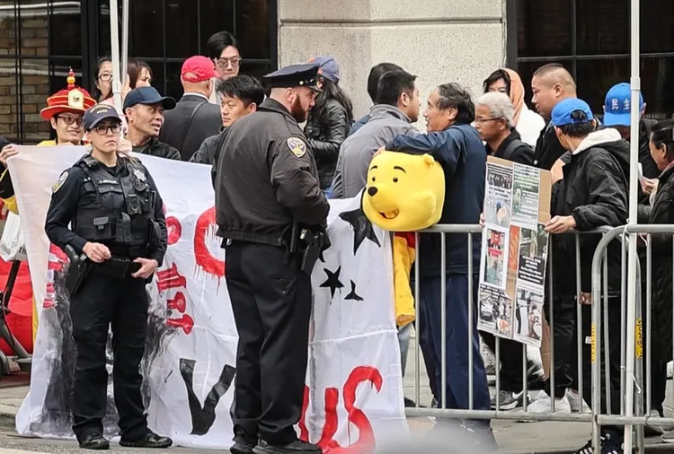 中國國家主席習近平與美國總統拜登於舊金山亞太經 濟合作會議（APEC）期間舉行場邊會談。當地時間 15日有示威者在管制區外拉布條、帶小熊維尼抗議中 共政權。 中央社