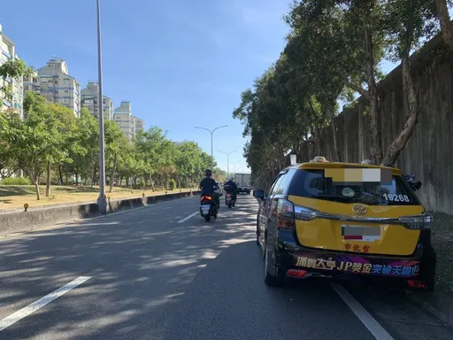 小黃司機開一半「失去意識」撞路緣　乘客嚇壞緊急報案