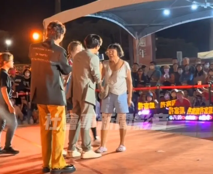 歌王許富凱台南登台，遭婦人上台鬧場。取自社會事新聞影音