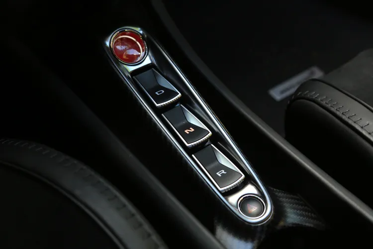 8速雙離合器變速箱採用按鈕式操作，並搭配方向盤後方大行換檔撥片進行升降檔。林浩昇攝