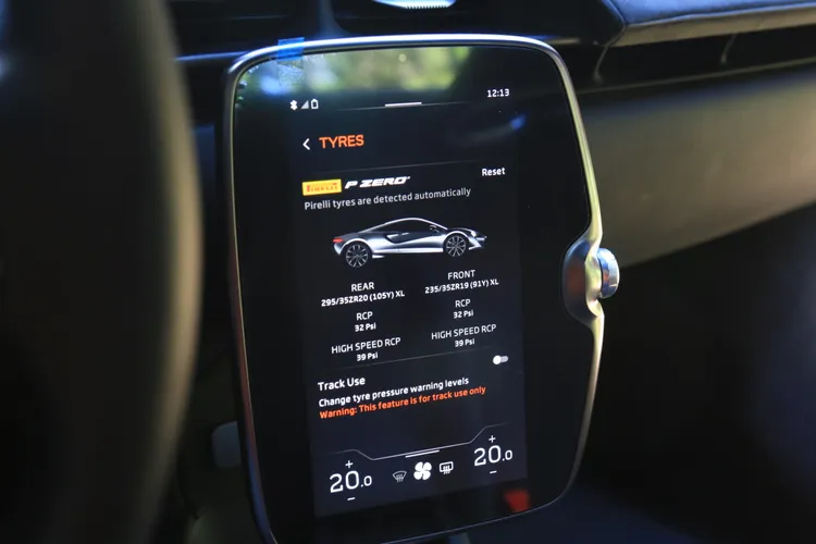 MIS2資訊娛樂整合系統採用直列8吋螢幕安排，除了導航、通訊功能之外，也涵蓋了車輛控制等選項，另也支援Apple CarPlay。林浩昇攝