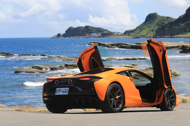 代號M630的3.0升V6雙渦輪增壓引擎本體搭配電動馬達之後，讓Artura能展現出不輸V8雙渦輪引擎的0-100km/h加速3秒實力。林浩昇攝