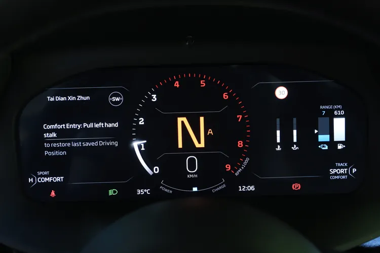 數位儀表板提供豐富的資訊顯示，重點的轉速及時速資訊界面依行車模式而轉換，同時也提供油電車專屬的電量表。林浩昇攝