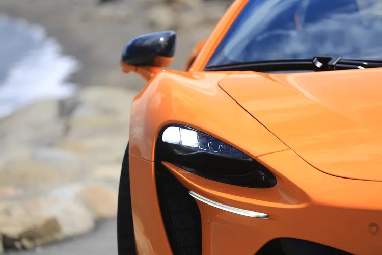 黑色框飾包圍的深邃頭燈下方植入LED日行燈與方向燈，並和保桿兩側的進氣孔巧妙相連。林浩昇攝